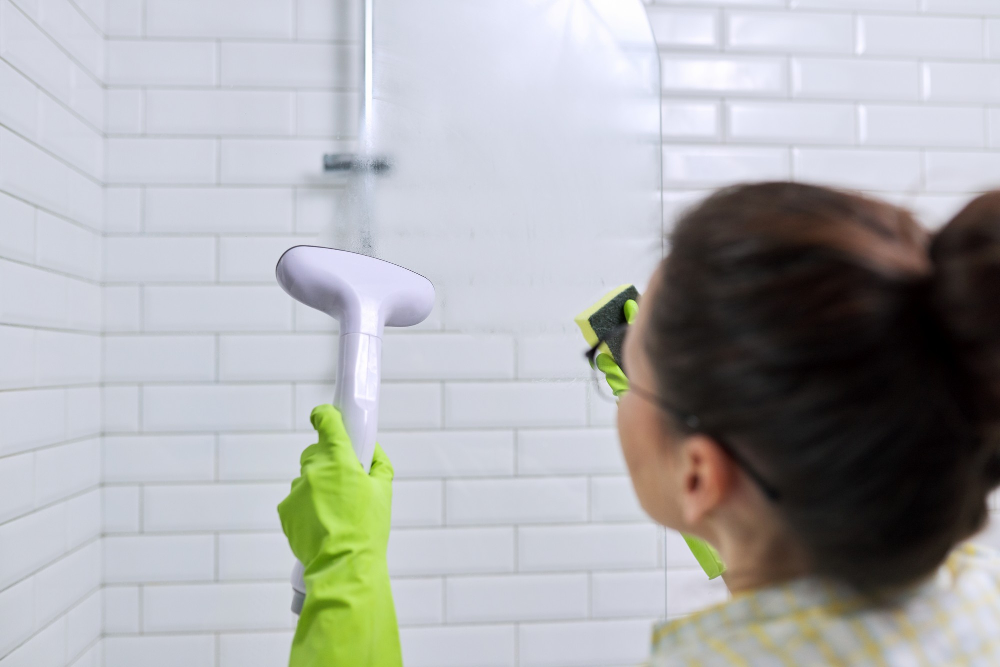 Elektrische Reinigungsbürste für die Dusche im Einsatz