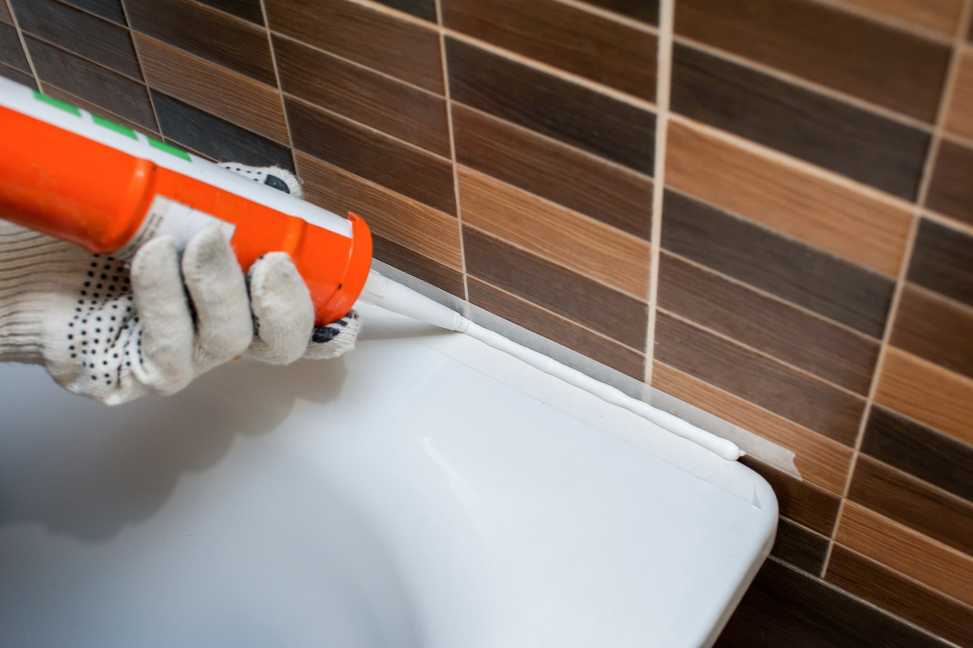 Schimmel in der Silikonfuge der Dusche
